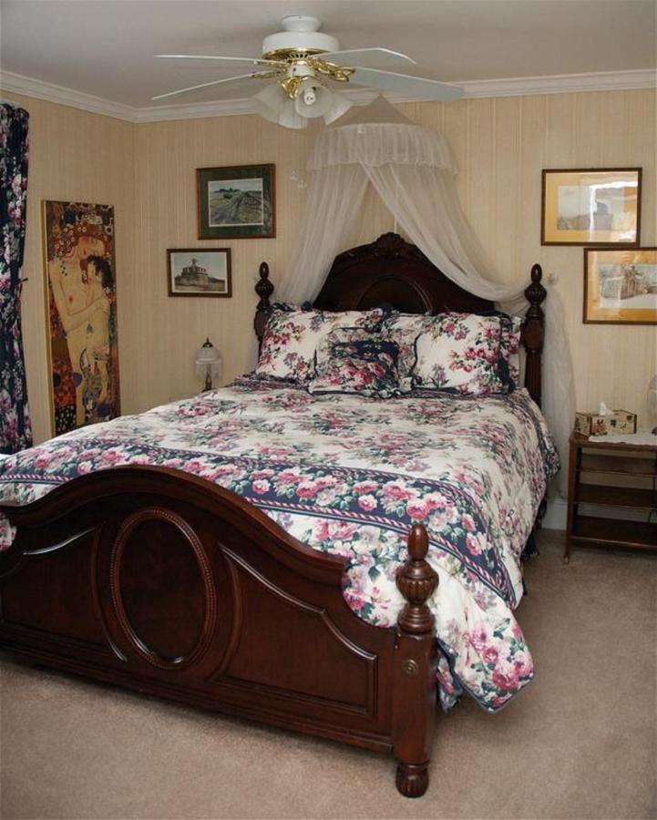 Bondy House Bed & Breakfast Amherstburg Exterior photo