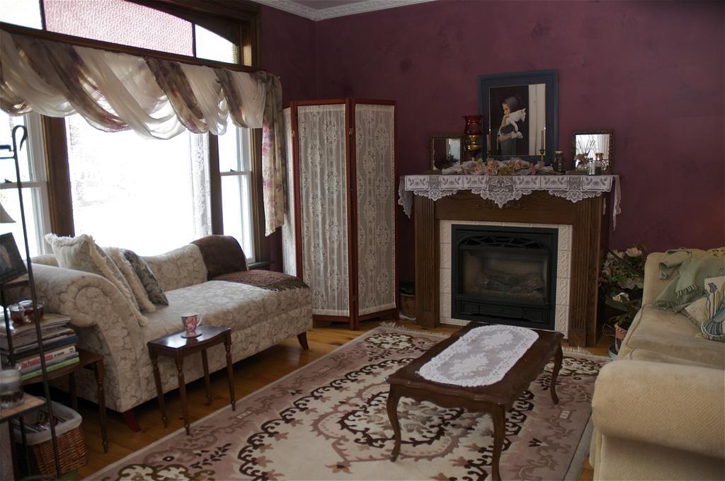 Bondy House Bed & Breakfast Amherstburg Exterior photo