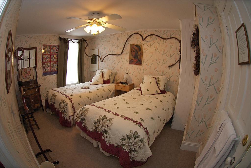 Bondy House Bed & Breakfast Amherstburg Exterior photo