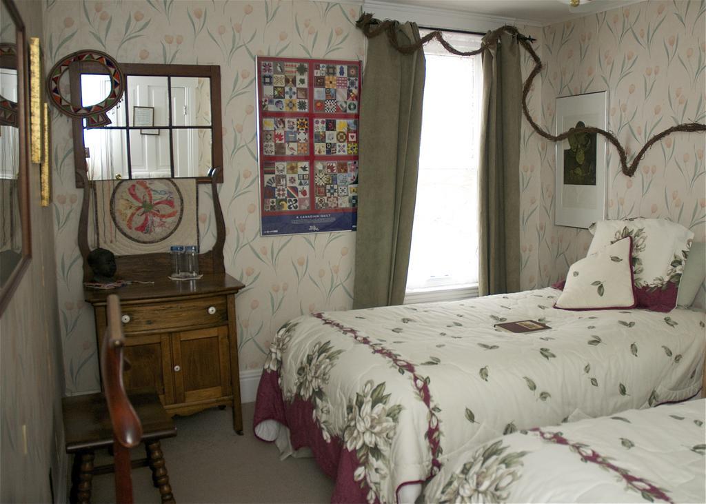 Bondy House Bed & Breakfast Amherstburg Exterior photo